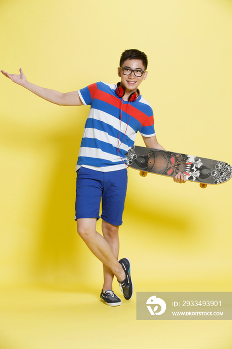 青年男人拿着滑板