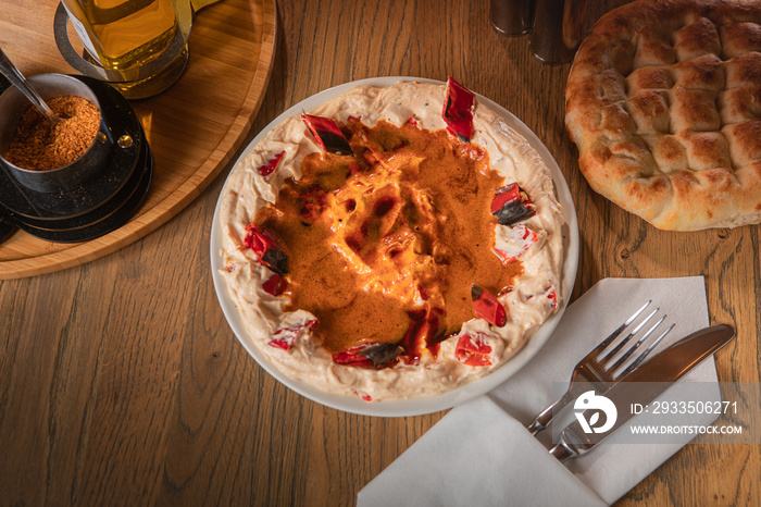 Atom Teller - Türkische Speise mit Joghurt und Chilli