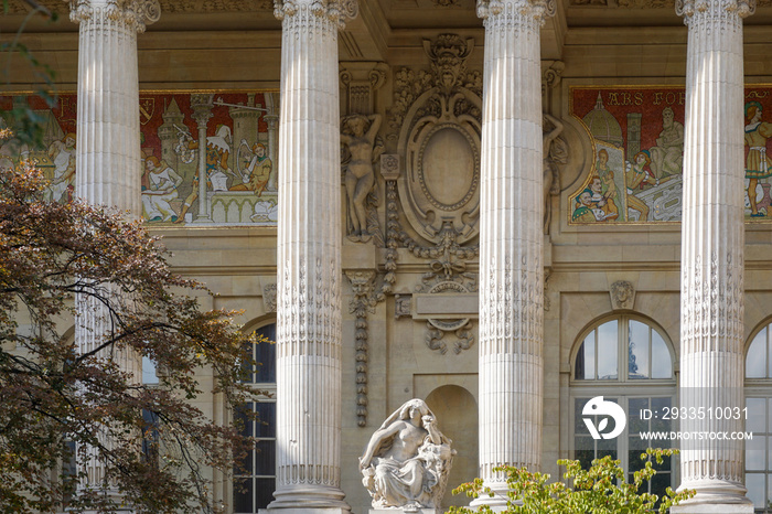 Le Grand Palais à Paris (France) - colonnes architecturales