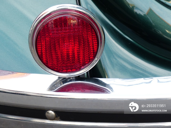 Rote Nebelschlussleuchte auf der Stoßstange eines deutschen Kleinwagen Klassiker der Sechzigerjahre und Siebzigerjahre beim Oldtimertreffen Golden Oldies in Wettenberg Krofdorf-Gleiberg bei Gießen