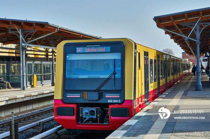 Die neue Baureihe 483/484 der Berliner S-Bahn im Fahrgastbetrieb am Bahnhof Baumschulenweg