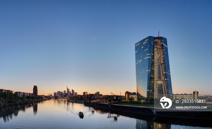 Skyline Frankfurt von der Deutschherrnbrücke aus gesehen