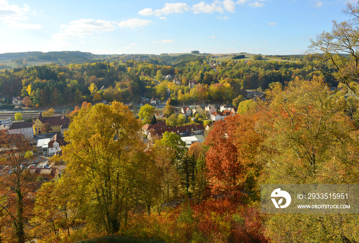 herbstlich bunte Bäume in Oberfranken Kronach Deutschland