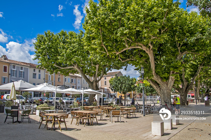 place de centre-ville de Vaison-la-Romaine