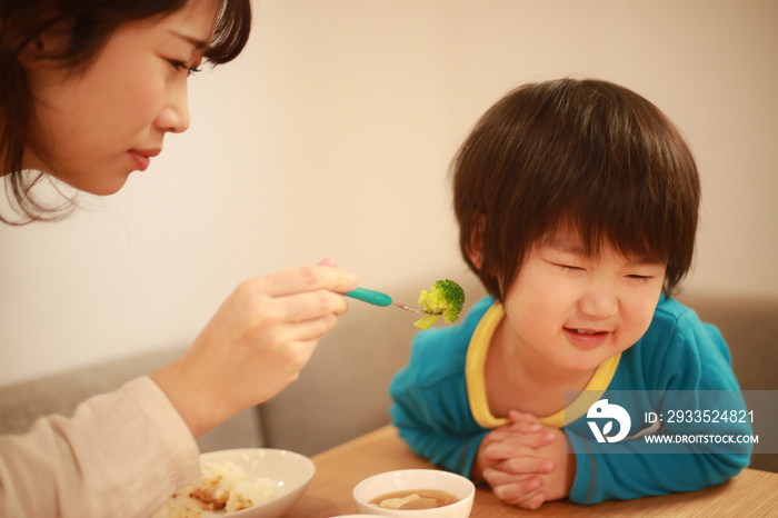 野菜を嫌がる男の子