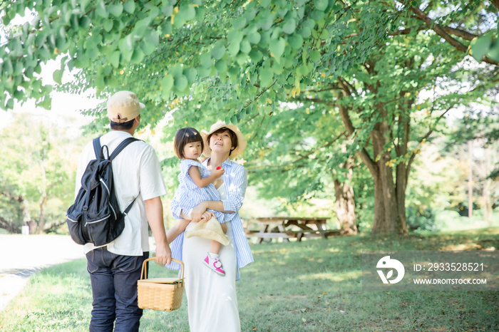 公園で遊ぶ家族のイメージ