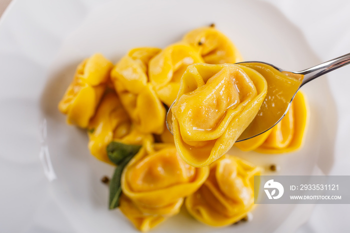 Piatto di Cappellacci con burro e salvia ripieni di zucca serviti in un ristorante elegante