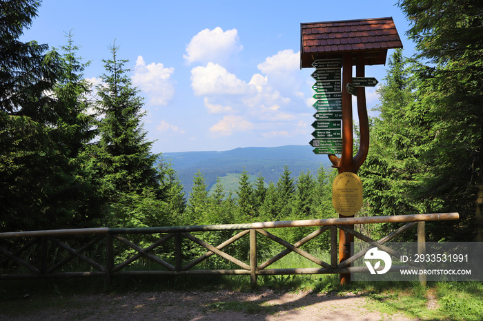 Wegweiser an der Jagdhütte auf dem Kickelhahn in Ilmenau