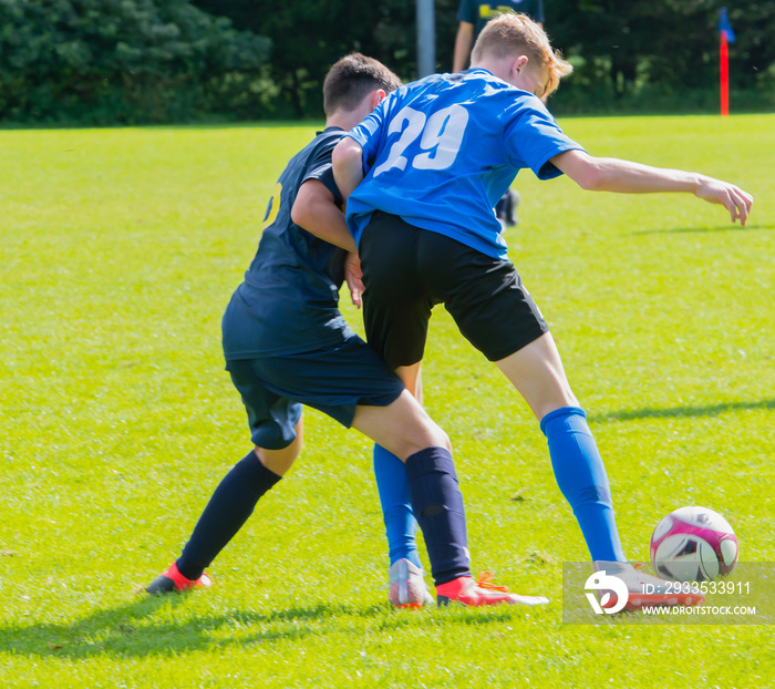 Junger Fußballspieler bei einem Fußballspiel in Aktion