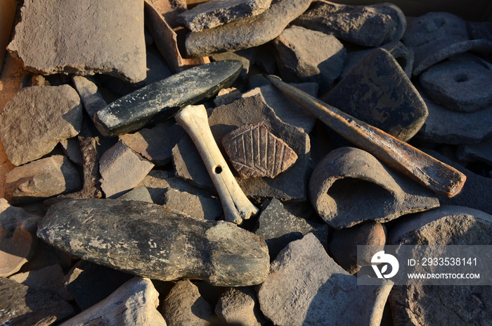 archaeological finds of vessels and tools from the Stone Age