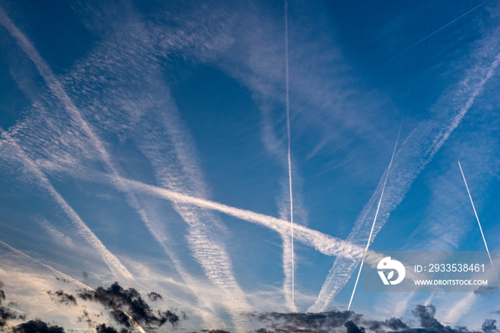 Viele Kondensstreifen am blauen Abendhimmel