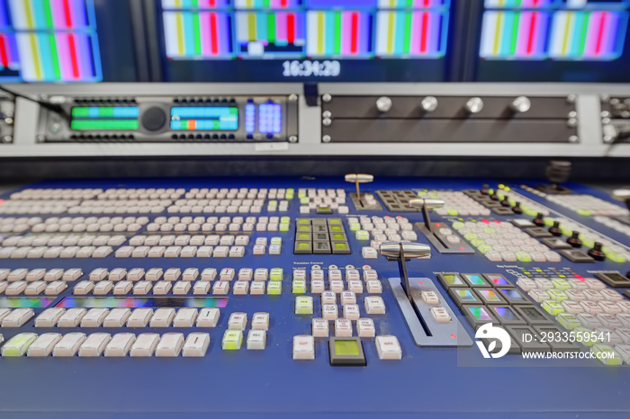 Remote control for television broadcasting in a television studio, thanks to which the broadcast director can mix video tracks and make installation live