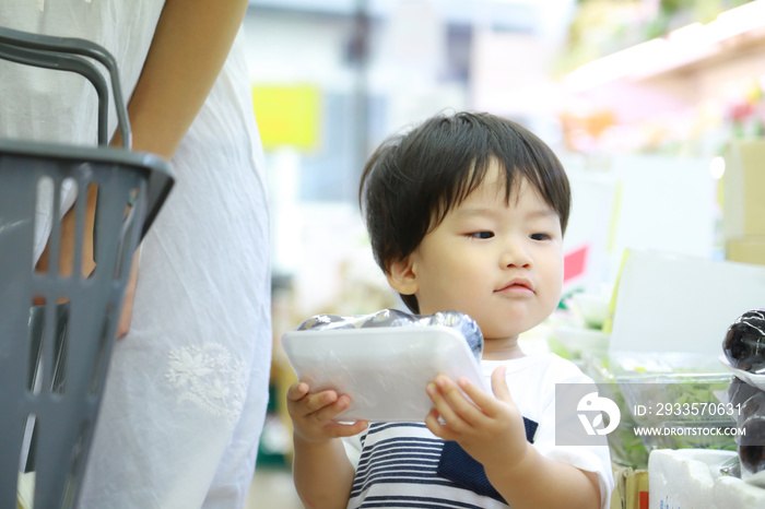 買い物する男の子