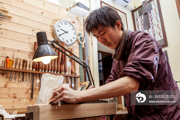 craftsman japaneese violinmaker began working on a new violin