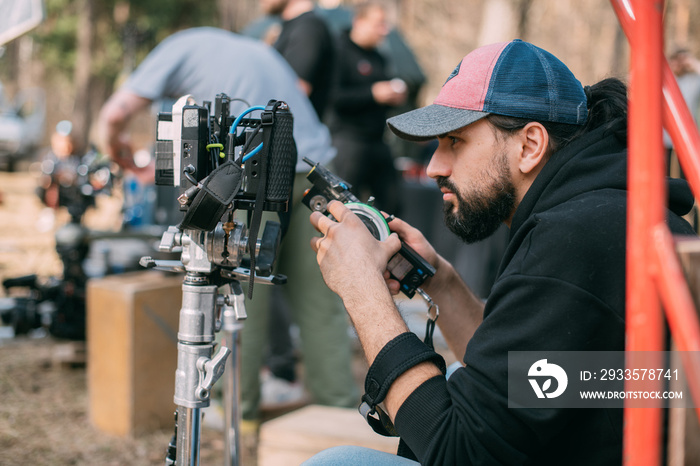 The focusing device turns focus on the set. The fokuspuler checks the sharpness of the frame of the playback during the filming of a movie