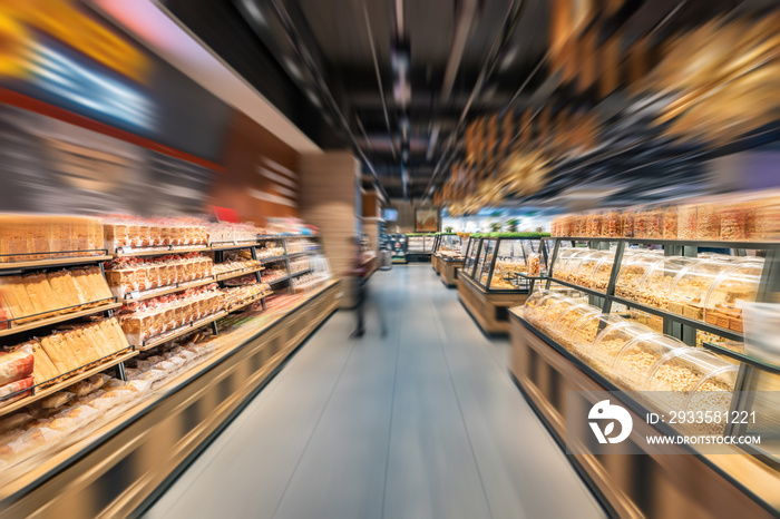 Many hand-baked bread cakes are placed on the counter of a large shopping mall.