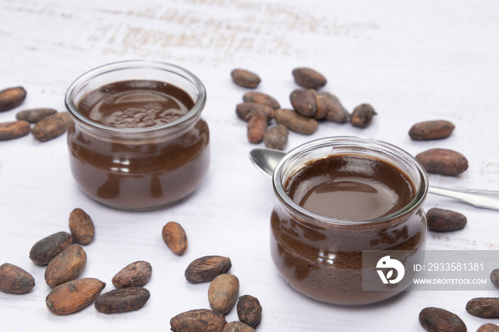 petit pot en verre de crème au chocolat sur une table