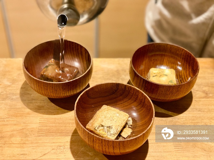 フリーズドライの味噌汁にやかんからお湯を注ぎはじめるシーン