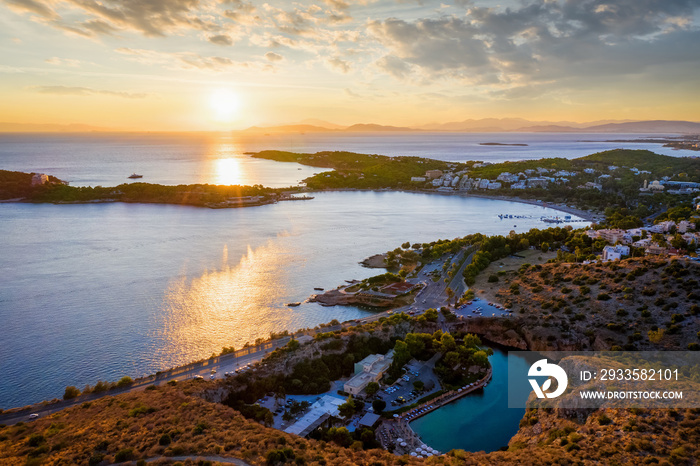 Luftaufnahme des Vouliagmeni Sees und der Küste der Riviera von Athen, Griechenland, bei Sonnenuntergang