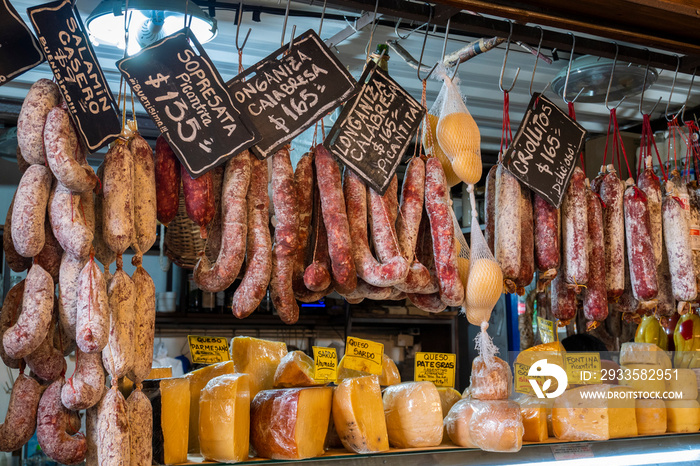 Buenos Aires, Argentina, Mercado cubierto de San Telmo. Puestos de embutidos, chorizos secos, longanizas y quesos, oferta gastronomica típica.