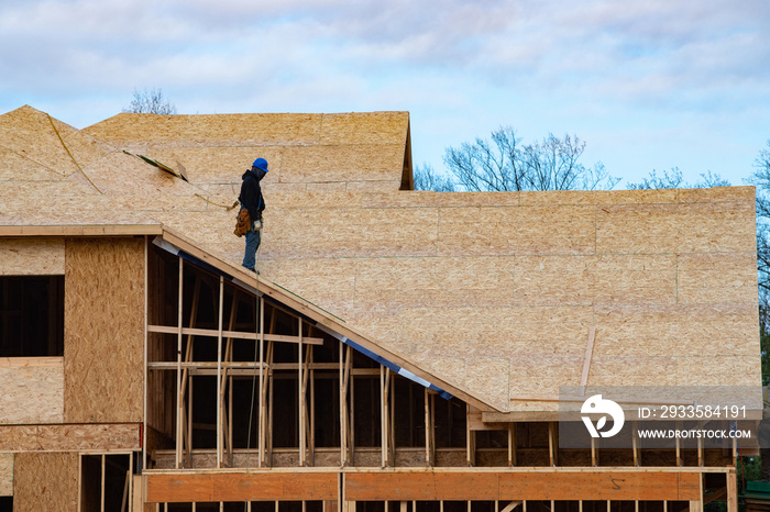 plywood coating on the roof of a new house