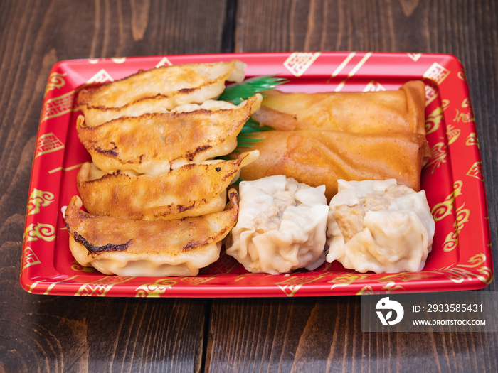 餃子とシュウマイと春巻き。スーパーやコンビニで売っている中華料理の惣菜パック。