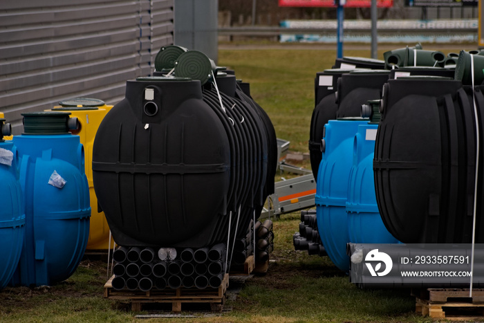 Zbiorniki ( i  instalacje) Przydomowych oczyszczalni ścieków z tworzywa sztucznego . Eco , ekologia . Tanks (and installations) of plastic domestic sewage treatment plants.