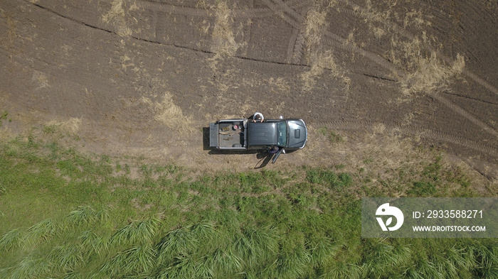 camioneta en el campo