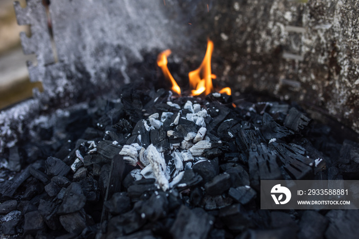 Holzkohle beim abbrennen auf dem Grill mit Glut und Feuer