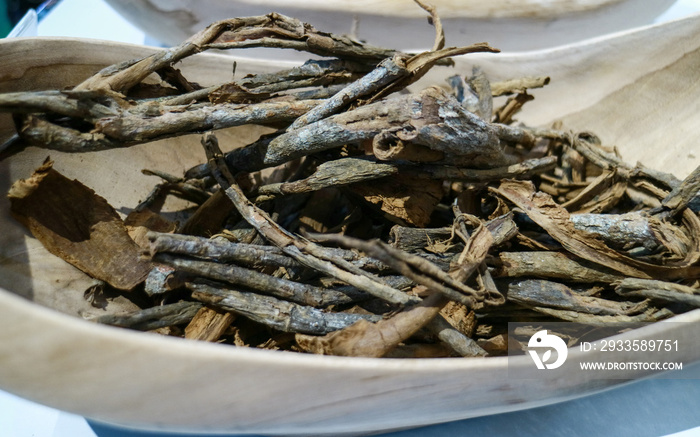 Dried cinchona skin in a wooden bowl.