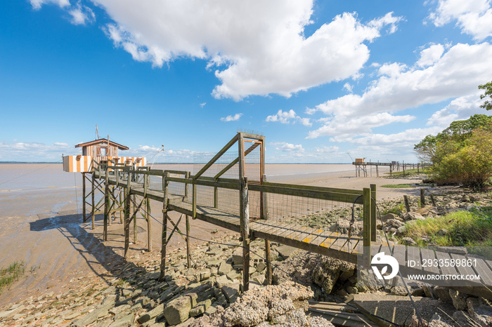 Cabanes de pêcheurs sur pilotis, Médoc,  estuaire de la Gironde, France