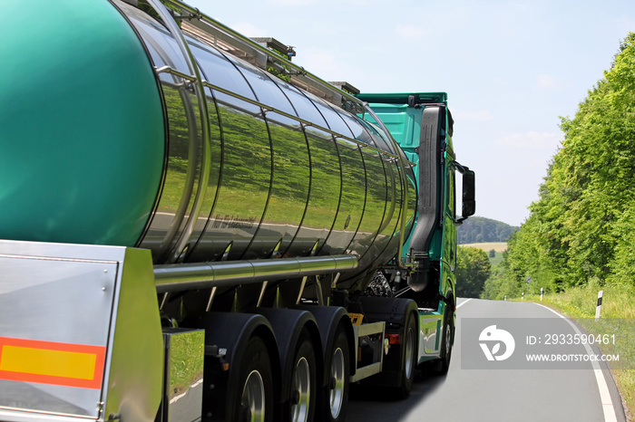 Tanklastwagen unterwegs auf Landstraße - Lebensmitteltransport