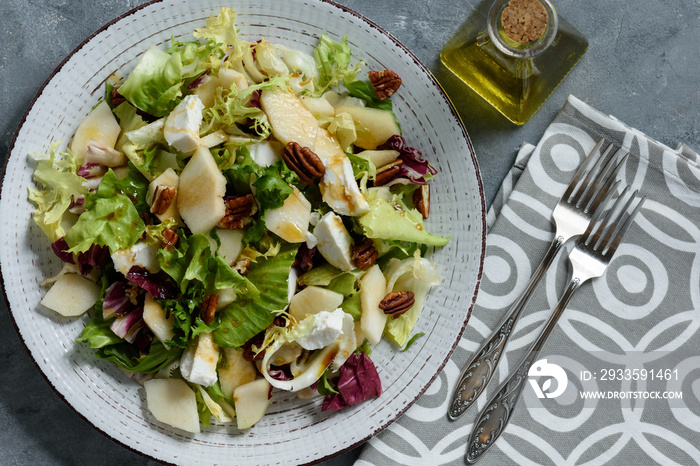 Mix of salad with walnut, pear and goat cheese.