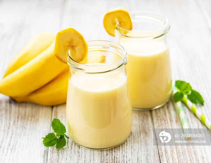 Banana yogurt and fresh bananas