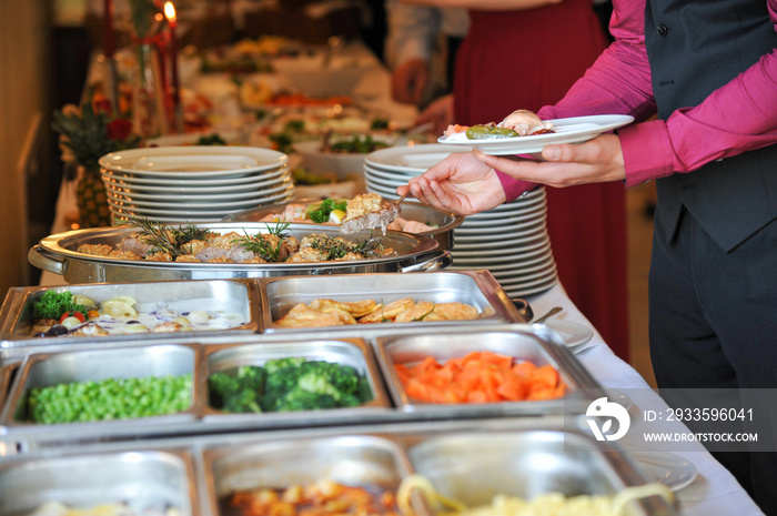 Menschen bedienen sich am Buffet Speisen Tafel restaurant Feier Catering