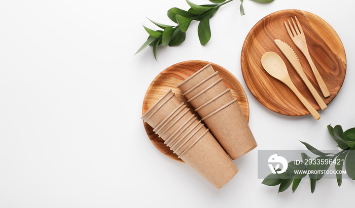 Eco-food cups are made from recycled kraft paper and wood plates