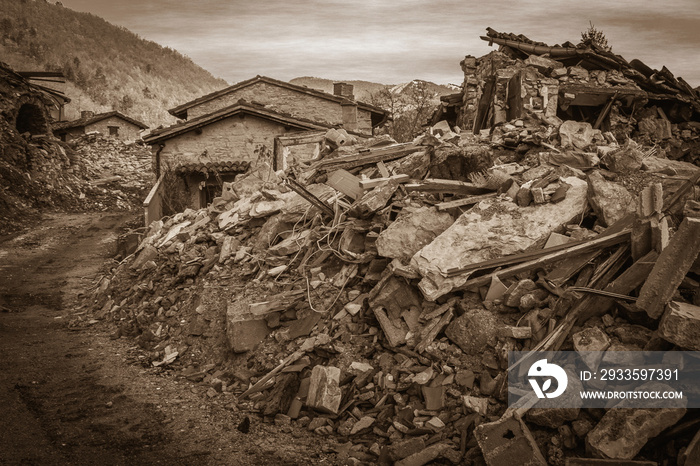 Macerie di un piccolo borgo di montagna distrutto dal terribile terremoto di Norcia