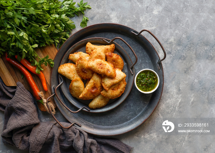 Empanadas de carne argentinas con  chimichurri salsa