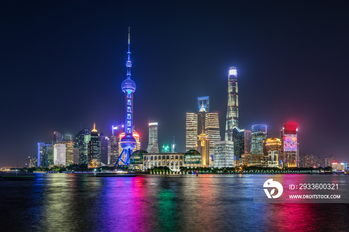 Shanghai bei Nacht: die moderne Skyline der hell beleuchteten Skyline der Metropole