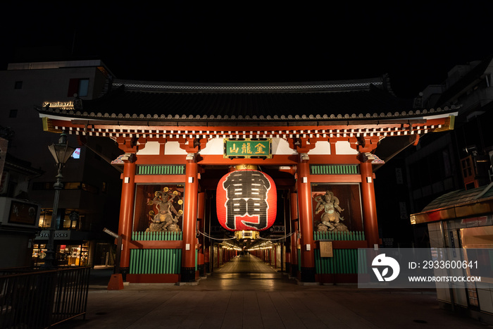 東京浅草　浅草寺ライトアップされた雷門