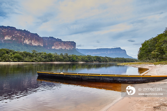 Excursion boat to the river bank in Canaima