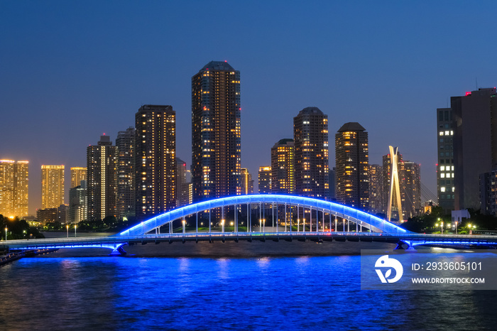 東京都 隅田川に架かる永代橋と高層マンション群の夜景