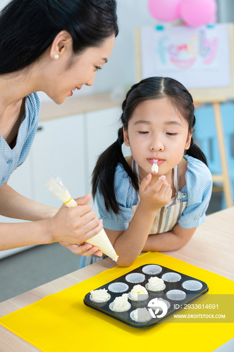 快乐的年轻母女一起制作糕点