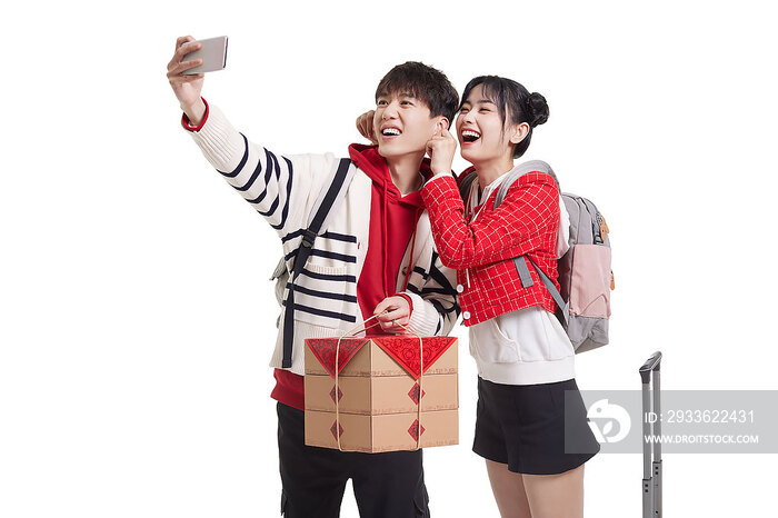 快乐的年轻情侣用手机自拍