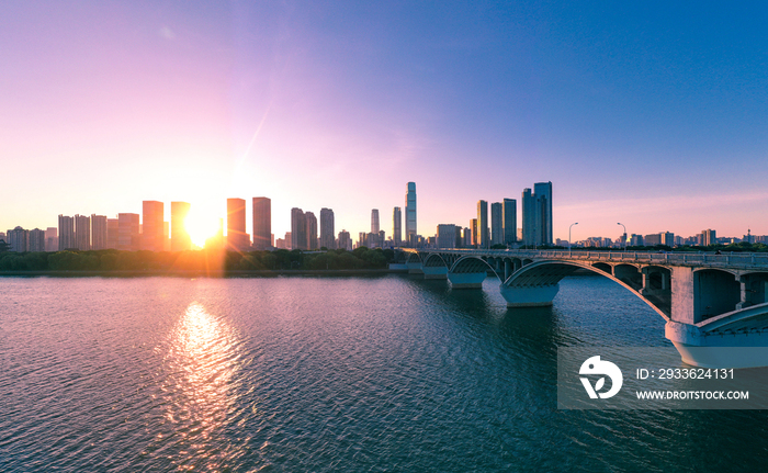 航拍长沙橘子洲大桥湘江沿岸城市风光全景图