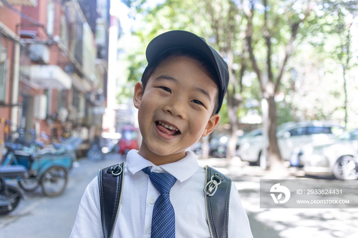 一个背书包穿校服的快乐小学生