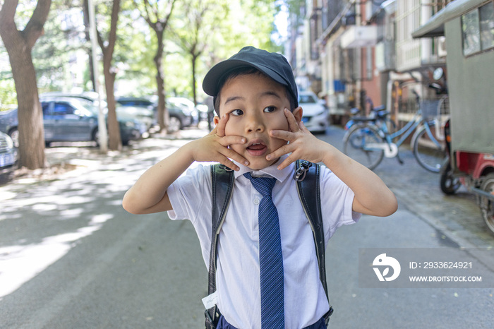 一个背书包穿校服的快乐小学生