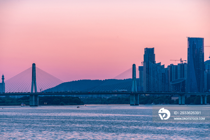 长沙湘江沿岸湖南金融中心建筑群夕阳风景