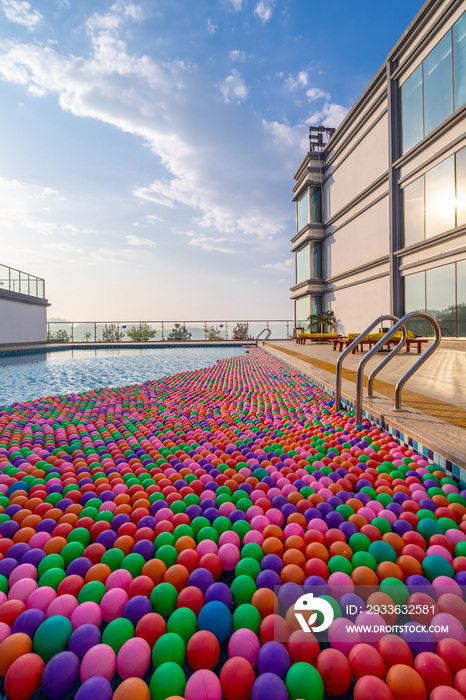 度假酒店露天泳池里的彩色欢乐球
