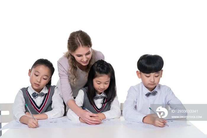 女外教指导小学生学习